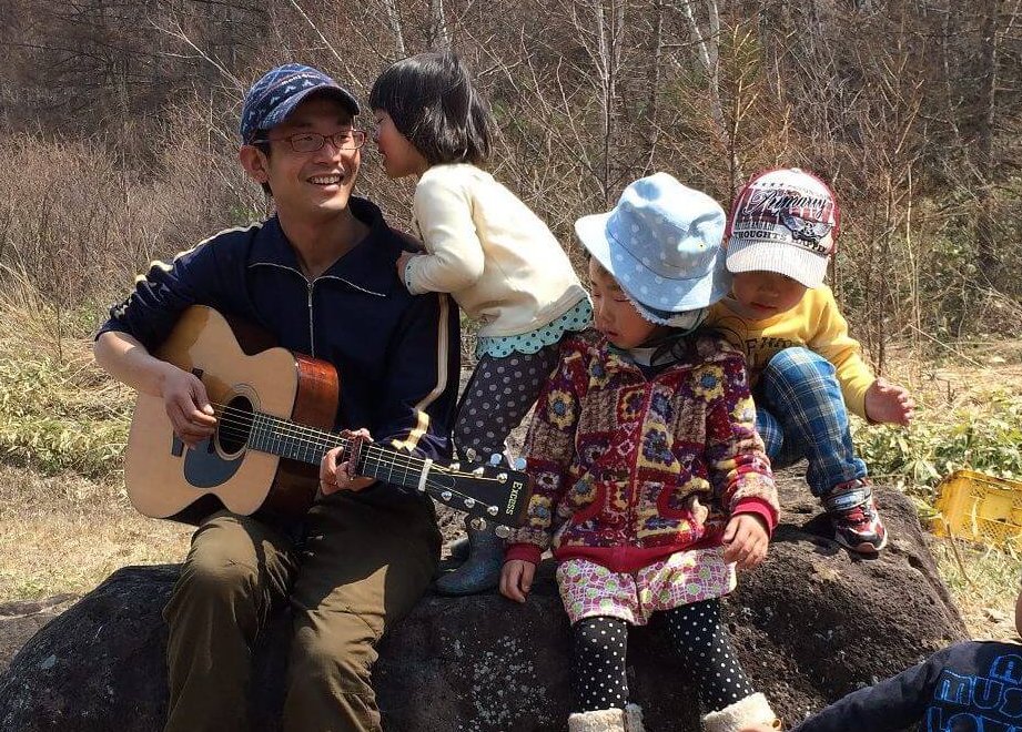 写真右）内保亘（Wataru Naiho）氏 森のようちえん ちいろば園長 / 千葉県流山市出身。中央大学大学院ドイツ文学専攻、児童文学研究。卒業後、法人経営職員として、千葉県のとある幼稚園に勤務。退職後、幼児教育専門機関での学びを経て、2012年3月、妻（ひとみ 愛称：ひとっち）と共に長野県佐久市へ移住。同年9月、佐久穂町大石地区にある旧冬季分校を改装し、「森のようちえん ちいろば」をスタートさせる。初年度は4名の園児、現在は28名の園児と共に、毎日の保育生活を森の中で楽しんでいる。