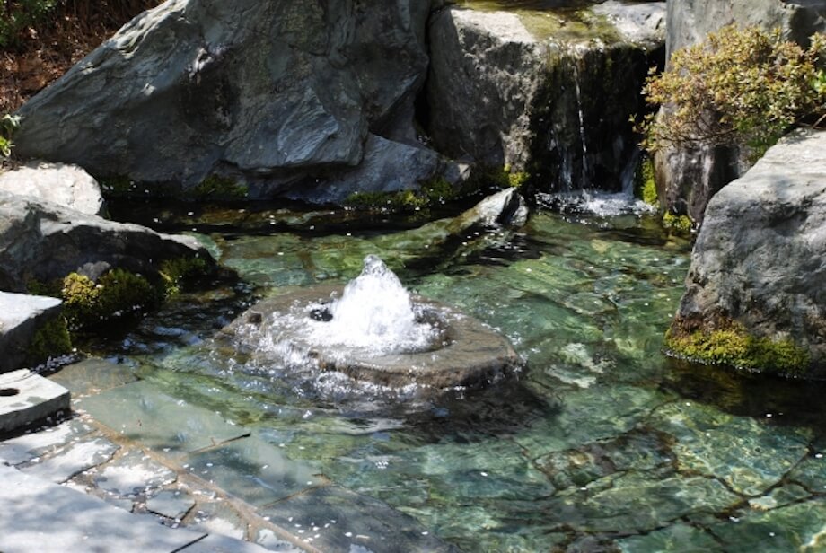 西条市は、市内の約3,000ヶ所に「うちぬき」と呼ばれる石鎚山系の地下水の自噴井があり、水の都としても親しまれている。
