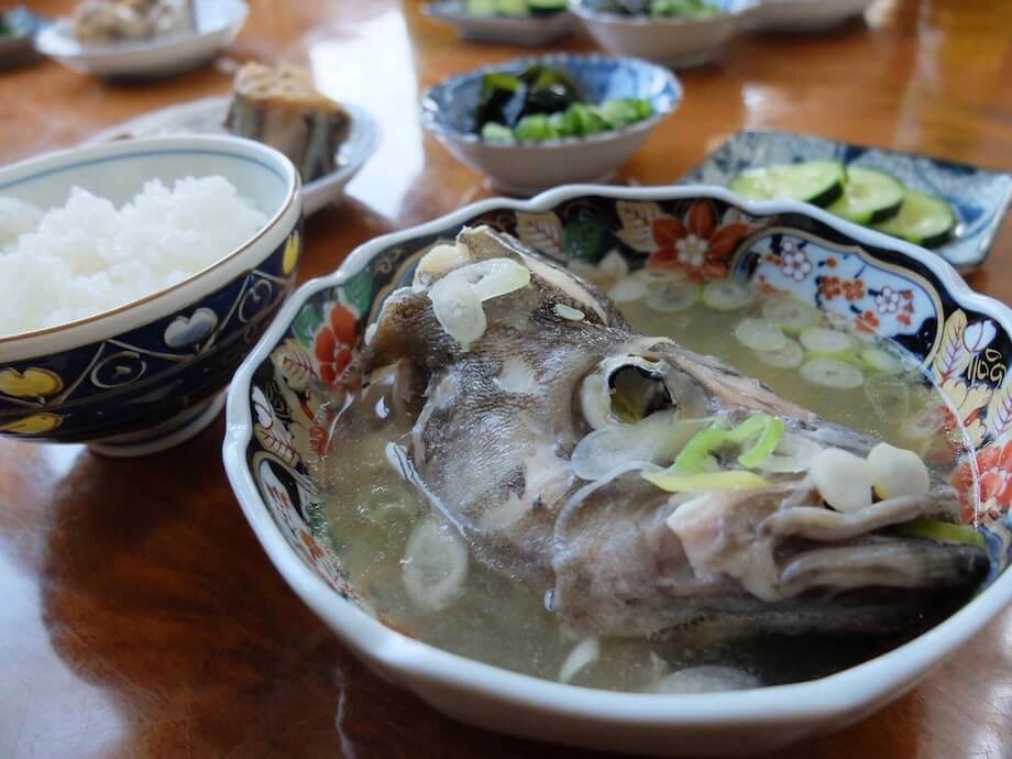 富山県朝日町といえば、「たら汁」！漁師が獲ったスケトウダラを家族と食べる習慣から朝日町の家庭料理になったそう。あったかくてとってもおいしいので、大好きです！（富山県朝日町 / @chiokotimes）