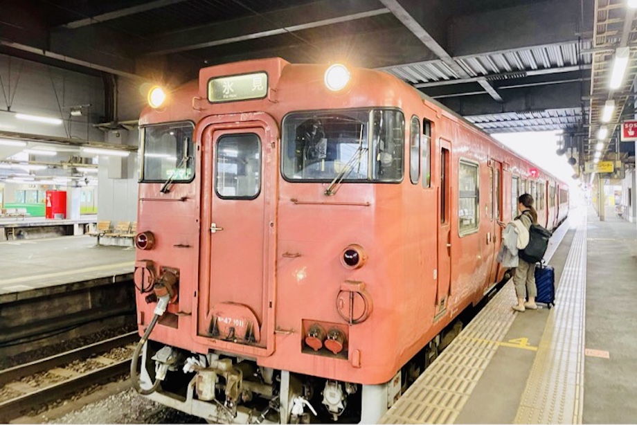 東京駅から新幹線で出発すると富山まで出て、そこからはローカル線「あいの風とやま鉄道」と「氷見線」を乗り継いで、氷見駅へ向かいます。写真は、氷見駅に向かう「氷見線」なんとも可愛い見た目にキュンキュン。