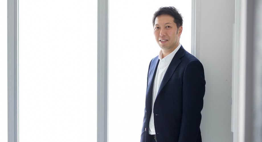 富山 浩樹（Hiroki Tomiyama）さん サツドラホールディングス株式会社 代表取締役社長兼CEO / 2007年 株式会社サッポロドラッグストアーに入社。営業本部長の傍ら2013年に株式会社リージョナルマーケティングを設立し、北海道共通ポイントカード「EZOCA」の事業をスタート。2015年5月に代表取締役社長に就任。2016年より新ブランド「サツドラ」の推進をスタート。同年8月にはサツドラホールディングス株式会社を設立し代表取締役社長に就任。
