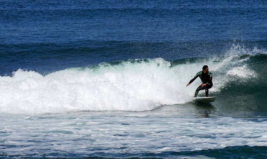 毎年大人気の海水浴場もさることながら、サーフィンにも最適な波がサーファーに人気を集めるまちでもあります。