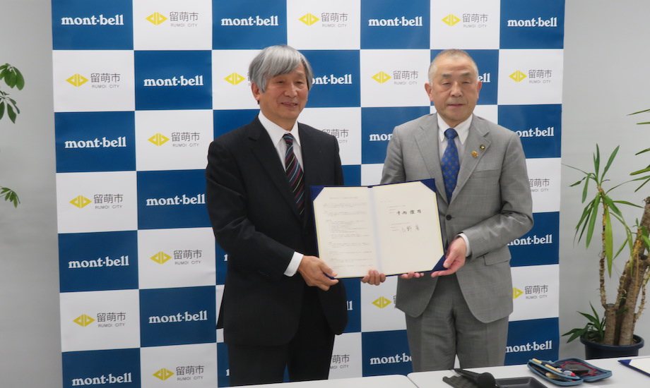 2022年3月に包括連携協定を締結。写真左より株式会社モンベル 代表取締役会長・辰野さんと、留萌市長・中西さん。