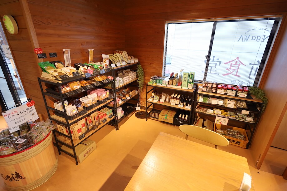 横瀬駅直結の「ENgaWA食堂」の一角にある横瀬町の特産物から開発された商品販売コーナー