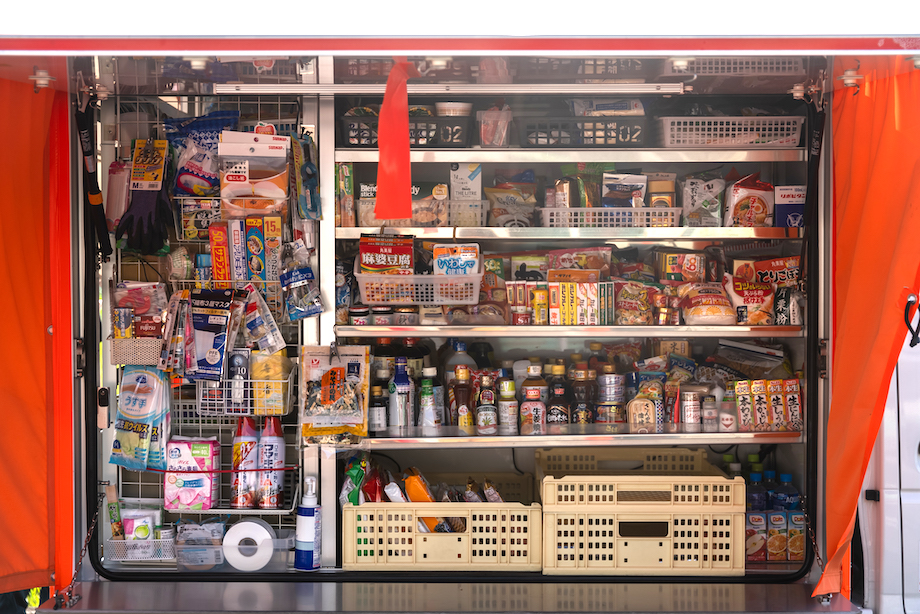 とくし丸には、肉・魚をはじめ刺身や惣菜の冷蔵商品、アイスなどの冷凍商品が約400品目およそ1200点の商品が積め込まれる。photo by mocchy