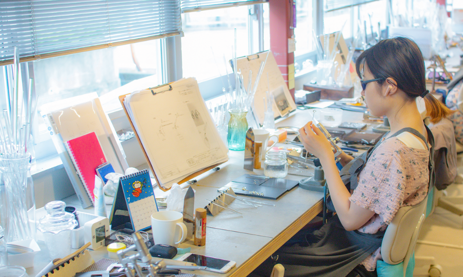 和田さんが手がけるハンドメイドガラス工房「Iriser -イリゼ-」。女性職人がひとつひとつ丁寧に手加工で作っているアクセサリーは、ブランド名の由来となったフランス語の通り、虹色に輝いている。photo by Ryosuke SAKAI (LON)