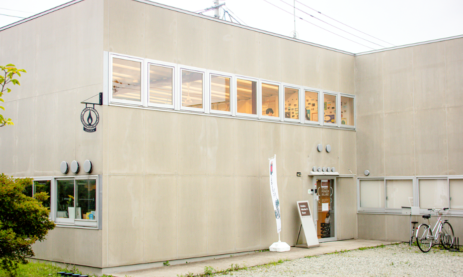 和田さんが運営する簡易宿泊所付きコワーキングスペース「小高パイオニアヴィレッジ」。「境界が曖昧な建築」をコンセプトに、小高へ高い熱量を持つ人たちを繋ぐ拠点として機能している。photo by Ryosuke SAKAI (LON)