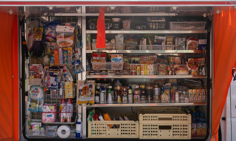「とくし丸」の荷台の中。ところ狭しと品物が並んでいるが、「実際はもっとぱんぱんに積み込んでいる」とのこと。photo by mocchy