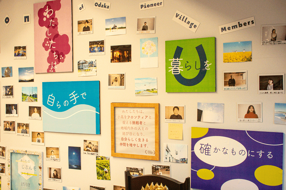 前向きなメッセージと笑顔の写真。小高パイオニアヴィレッジにてー photo by Ryosuke SAKAI（LON）