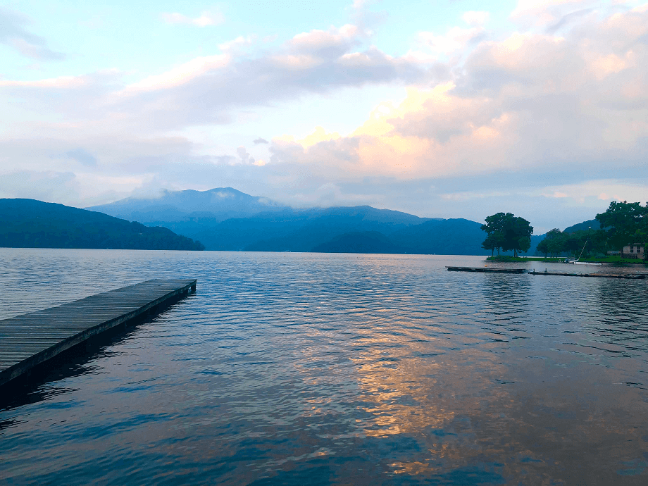 夕暮れ時の夏の野尻湖