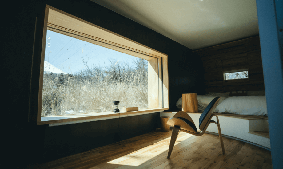 実際の客室。木の温もりと、BLANC Windowと名付けられた大きな窓で室内からも自然を感じることができる。