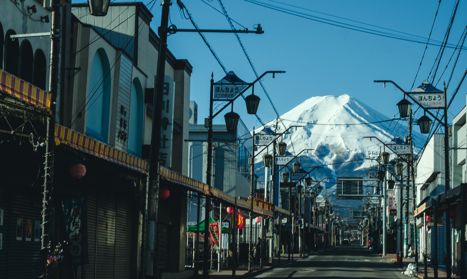 本町通りから望む富士山。この風景を見るため多くの観光客が街を訪れる。