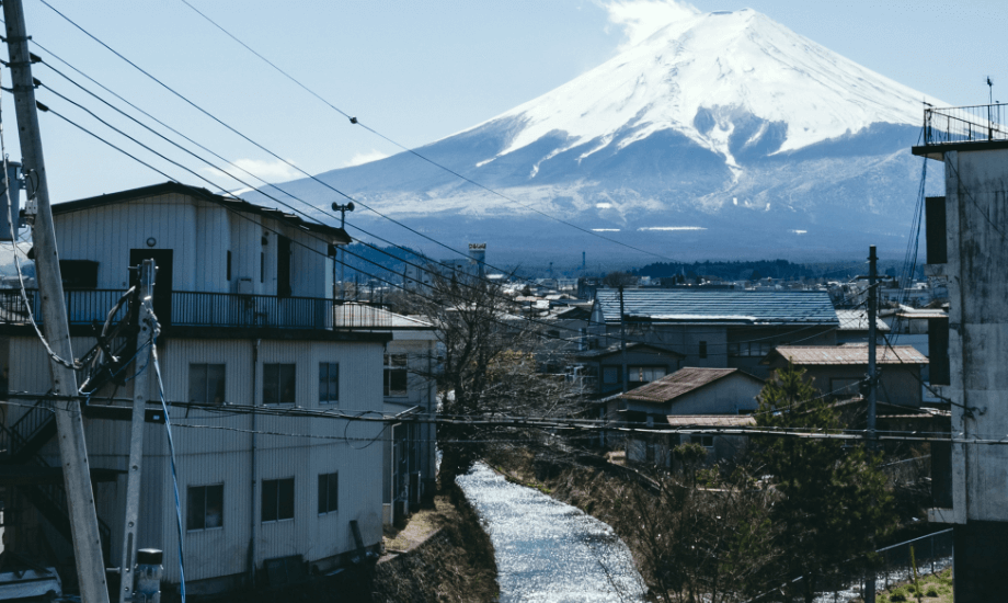 富士山の麓に位置する富士吉田市。歴史を感じる建物も多く、市内のどこを切り取っても絶景がうまれる