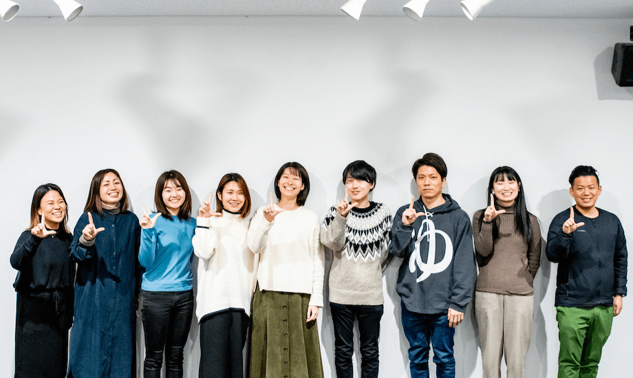 ライター講座第2期メンバーと『School for Life Compath』の共同代表である、安井早紀さんとの集合写真。（筆者は左から4番目）