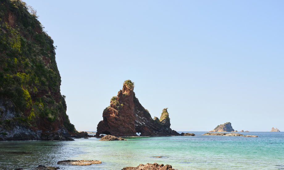 中ノ島の北東側、明屋海岸にある屏風岩にはハート型の穴がある。『ハート岩』とも呼ばれ、恋愛のパワースポットとしても人気