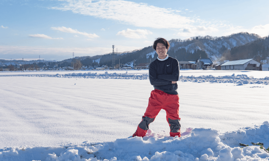 宮崎 颯 氏 ローカルプロデューサー講座1期生 / 学生時代に留学や農家でのアルバイト、日本各地への一人旅など積極的に活動し様々な文化や人と出会い想いやこだわりに触れる。消費者までその想いやこだわりが伝わっていないことにウズウズして、イベントや展示会などを開催するなど活動開始、模索中。