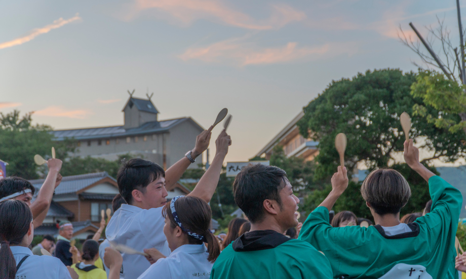 海士町民謡『キンニャモニャ』に合わせて、しゃもじを持って踊るお祭り。島民も観光客も「キーンニャーモニャ！」