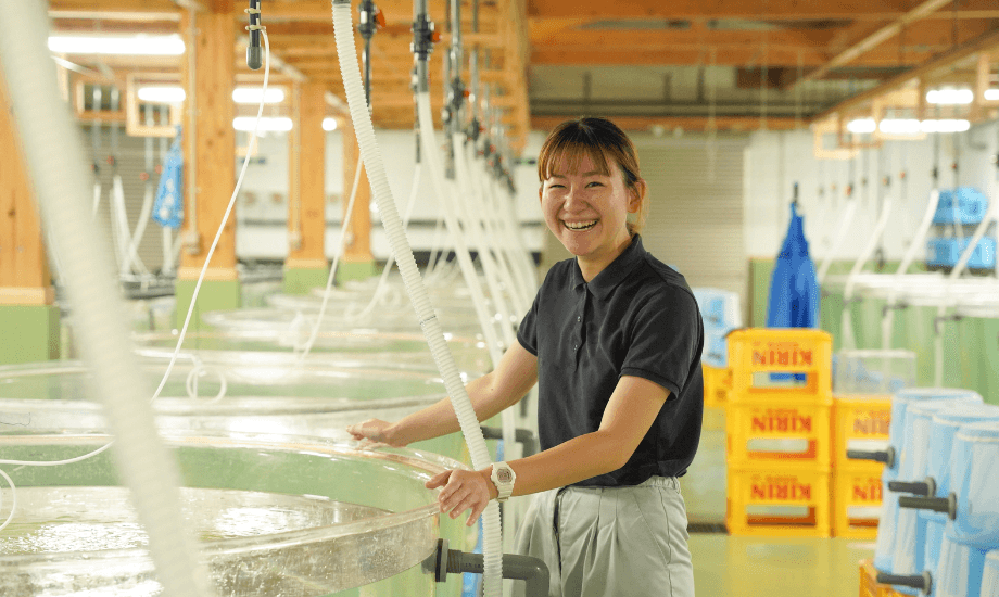 大人の島留学生の仕事風景。島の特産品「岩がき」の生産に携わっている