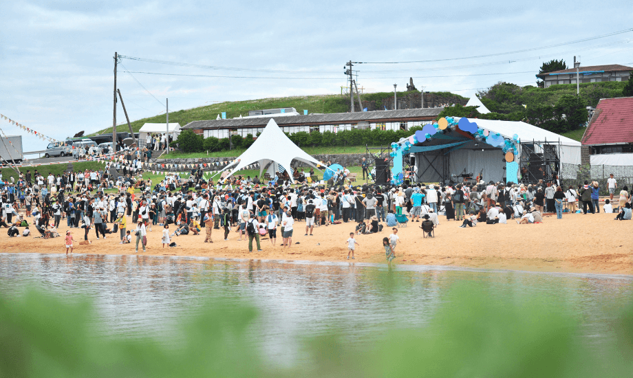 カラフェスの当日の様子。写真は「ビーチステージ」で、日中・夕暮れ・夜と時間帯によって美しさが変化していく楽しみも。