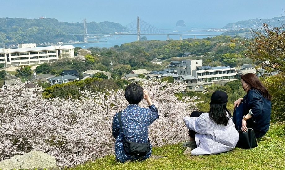 受講生同士で学ぶを振り返る八木さん（写真中央）