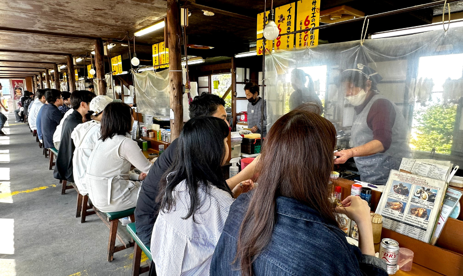 佐賀県唐津市の「戸岬サザエのつぼ焼き売店」にて地元の交流を楽しむ受講生たち