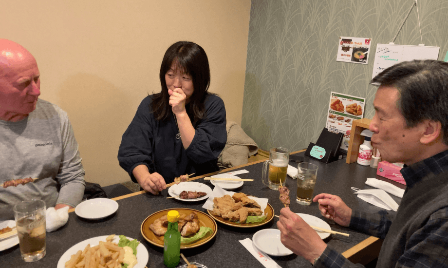 自宅に受け入れた宿泊客と夕食を楽しむ阿部さん。民泊の宿泊者は、清水町での日常を体感し、通常のホテルではできない宿泊体験を堪能できる