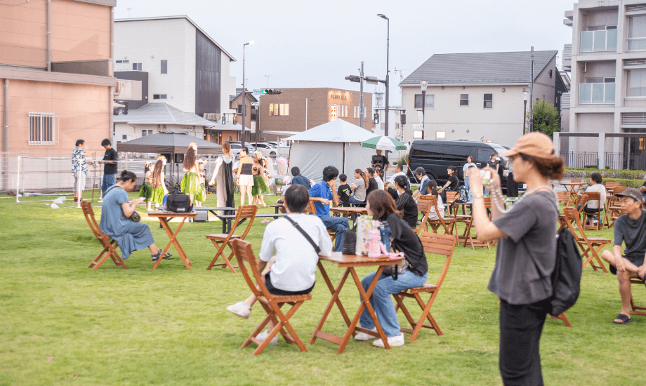 秋山さんが企画・運営する「いせさき楽市・夜市」の様子。地域住民の交流の場であり、現役の協力隊員も活動の場にもなっている