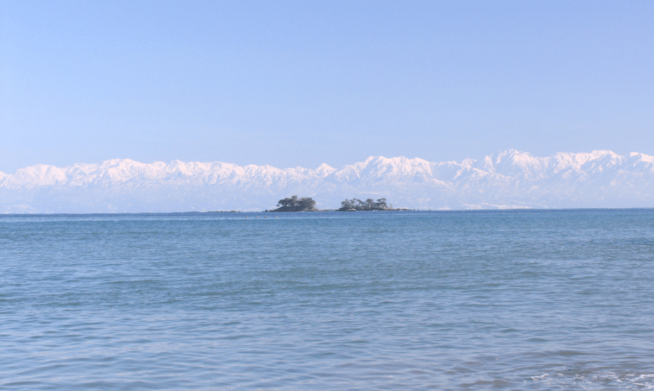 氷見を代表する景観、海越しの立山連峰（「きときとひみどっとこむ」より）