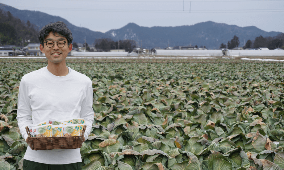 行政翔平（ゆきまさ しょうへい）氏 石井食品株式会社 素材価値開発部 / 千葉県出身。顧客サービス部（営業）を経たのち、2024年より現所属の地域プロデュースグループ 地域コミュニケーションチームへ。”地域と旬”の食材と生産者を探しつつ、食材と商品を通して、地域に貢献する形を作り、地域と食卓をつなぐ調整役を担う。