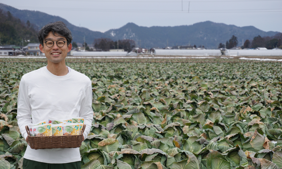 行政翔平（ゆきまさ しょうへい）氏 石井食品株式会社 素材価値開発部 / 千葉県出身。顧客サービス部（営業）を経たのち、2024年より現所属の地域プロデュースグループ 地域コミュニケーションチームへ。”地域と旬”の食材と生産者を探しつつ、食材と商品を通して、地域に貢献する形を作り、地域と食卓をつなぐ調整役を担う。