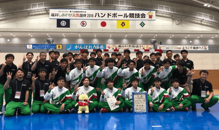 2018年、福井県で開催された国体にて優勝。高校3冠達成を意味するスリーピースサインに喜びが溢れています。