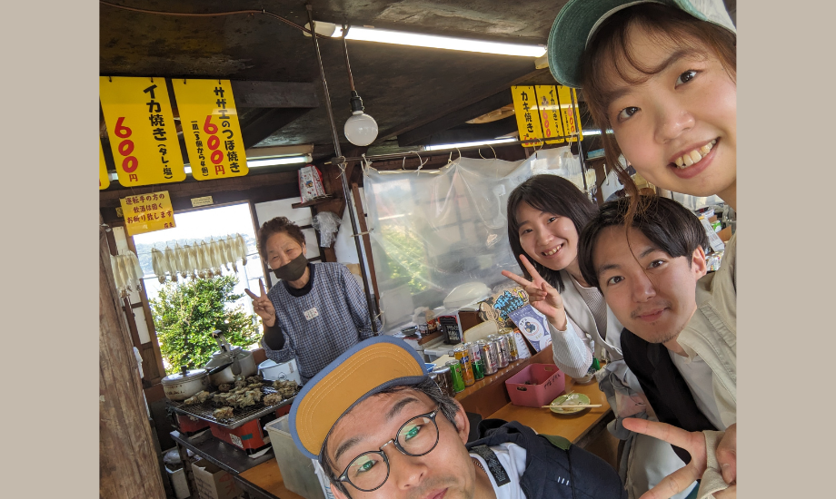 佐賀県唐津市「波戸岬サザエの壺焼き屋台」での一枚。現地フィールドワークでは、地域の方や受講生同士の交流が醍醐味となる