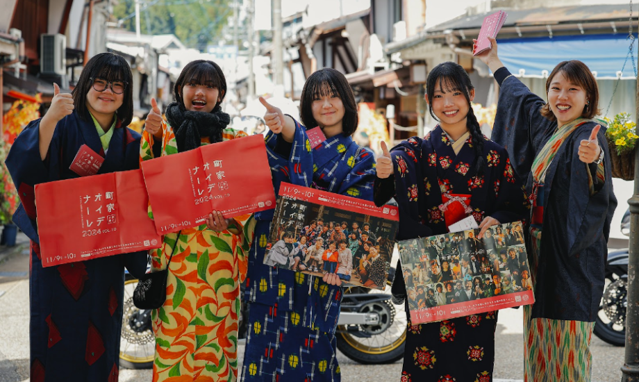 地元・郡上市八幡町内で行われたイベントの様子。事務局で参加した山根さん（写真右）。