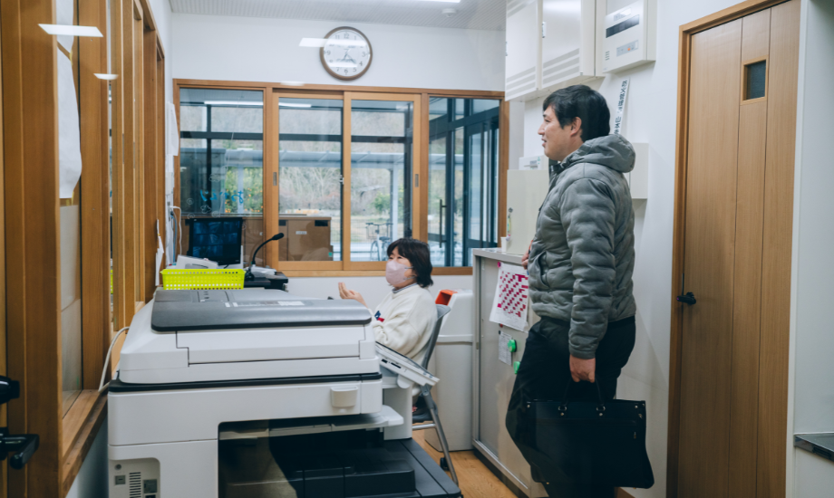 日直に入られている通称「ばあば」こと山下さん（左）と今回お話を伺った西山さん（右）