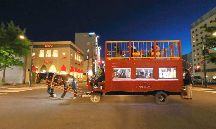 ばんえい十勝で活躍した晩馬ムサシコマが曳く馬車BAR。地元素材のクラフトビールやおつまみをお供に、帯広市の夜の街を巡る。