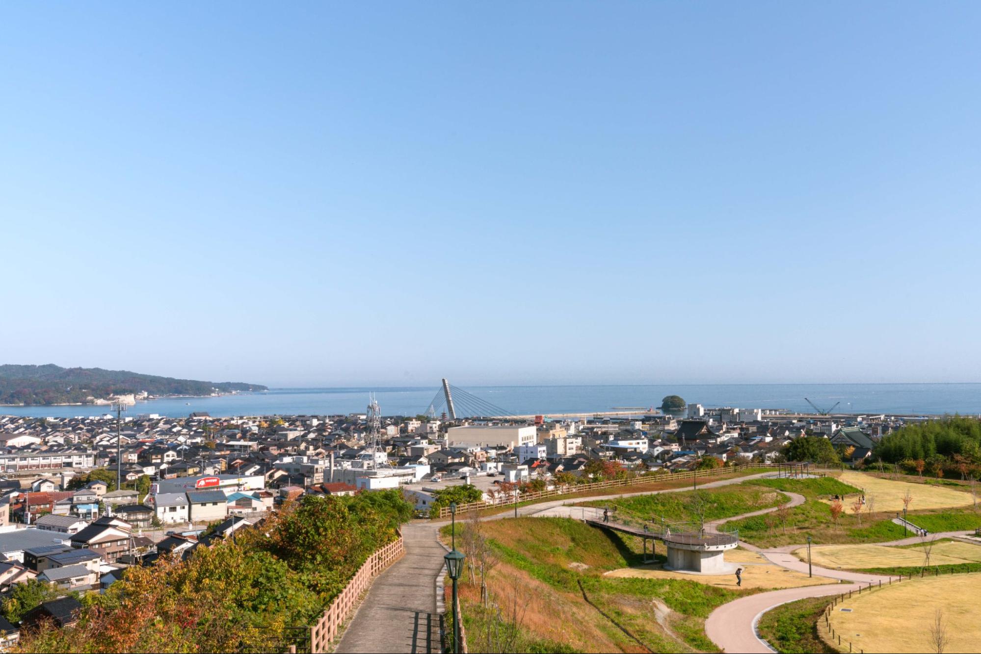 富山湾を望む富山県氷見市の街並み